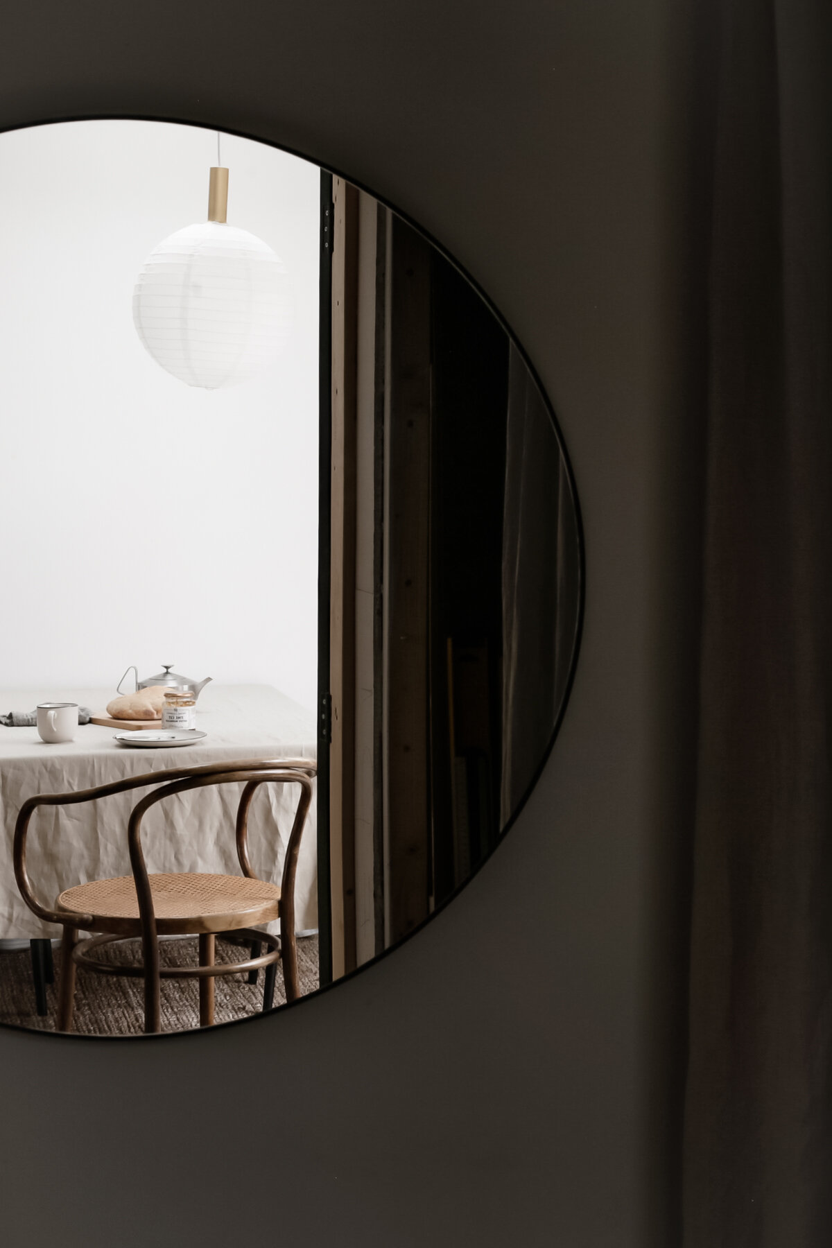 Large round mirror with black metal frame - Design Hunter.jpg