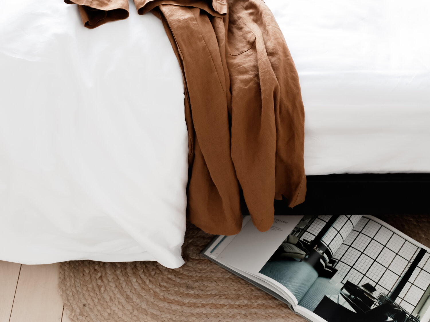 Bed with fresh white linen - Design Hunter-1.jpg