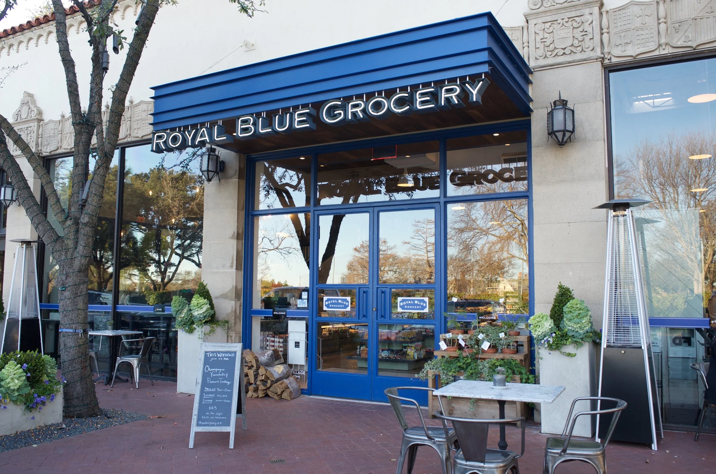 Royal Blue Grocery Located in the center of Dallas at Highland Park Village, Royal Blue's modern urban grocery is the perfect place to relax and enjoy a snack or meal. 1 Highland Park Village | Dallas, TX | 75205 P: 214.526.9516 Monday-Sunday 7 AM - 10 PM