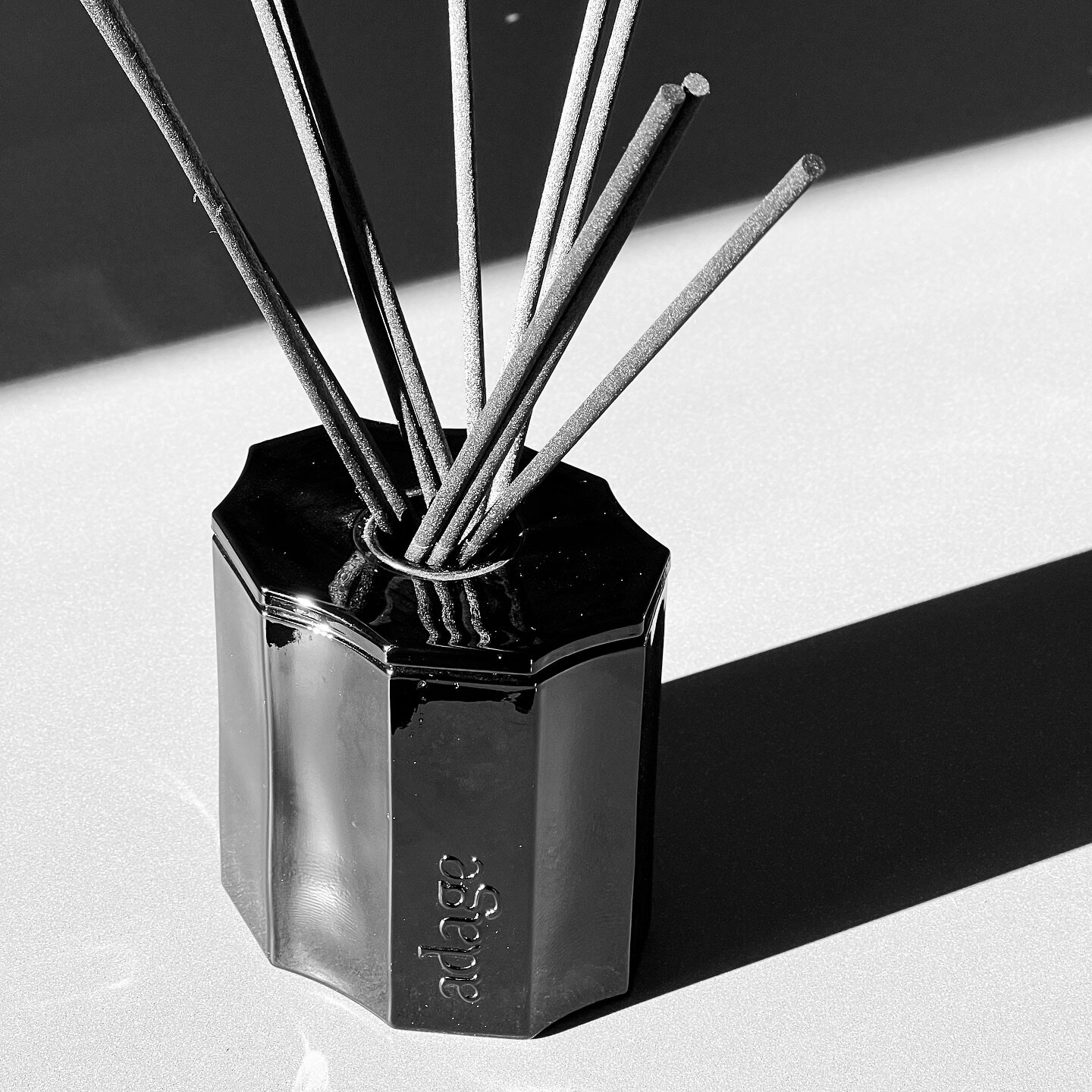 A moment in the sun.

___________________
#reeddiffuser #luxuryfragrance #homefragrance #ambientfragrance #nichefragrance #indiefragrance #perfumery #iconic #design #timeless #decor #interiordesign #fragrancelover #byadage