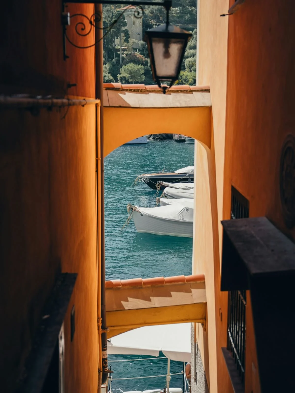 Italian vignettes never disappoint.

#italy #mediterranean #travel #fragrance #instamood