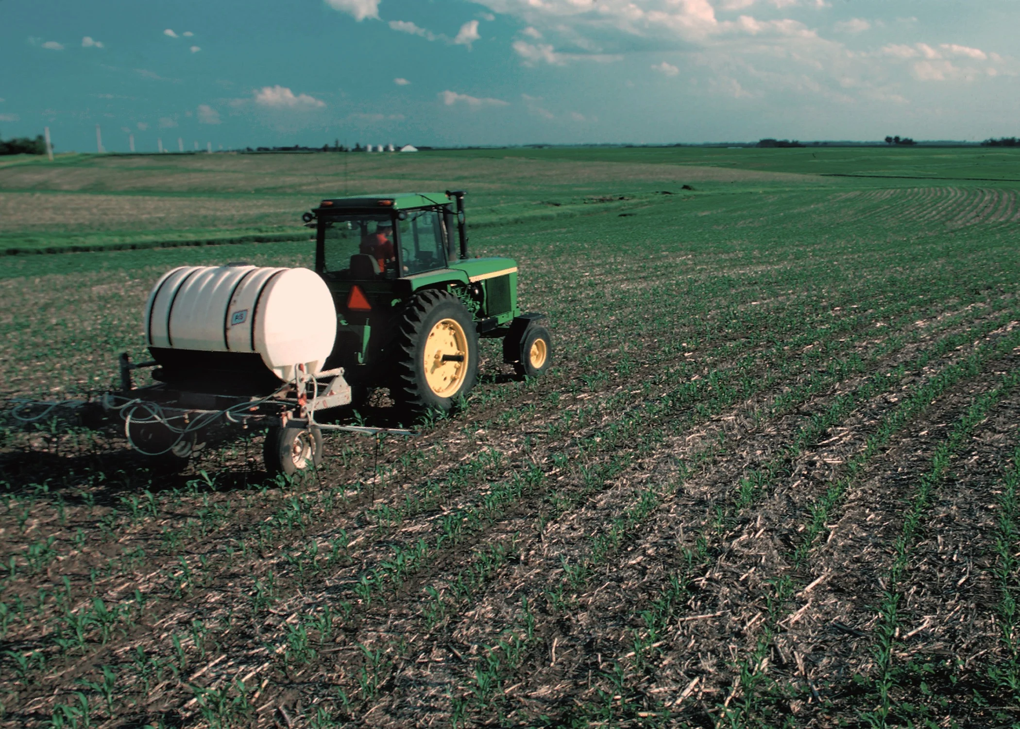 Fertilizer_applied_to_corn_field.jpg