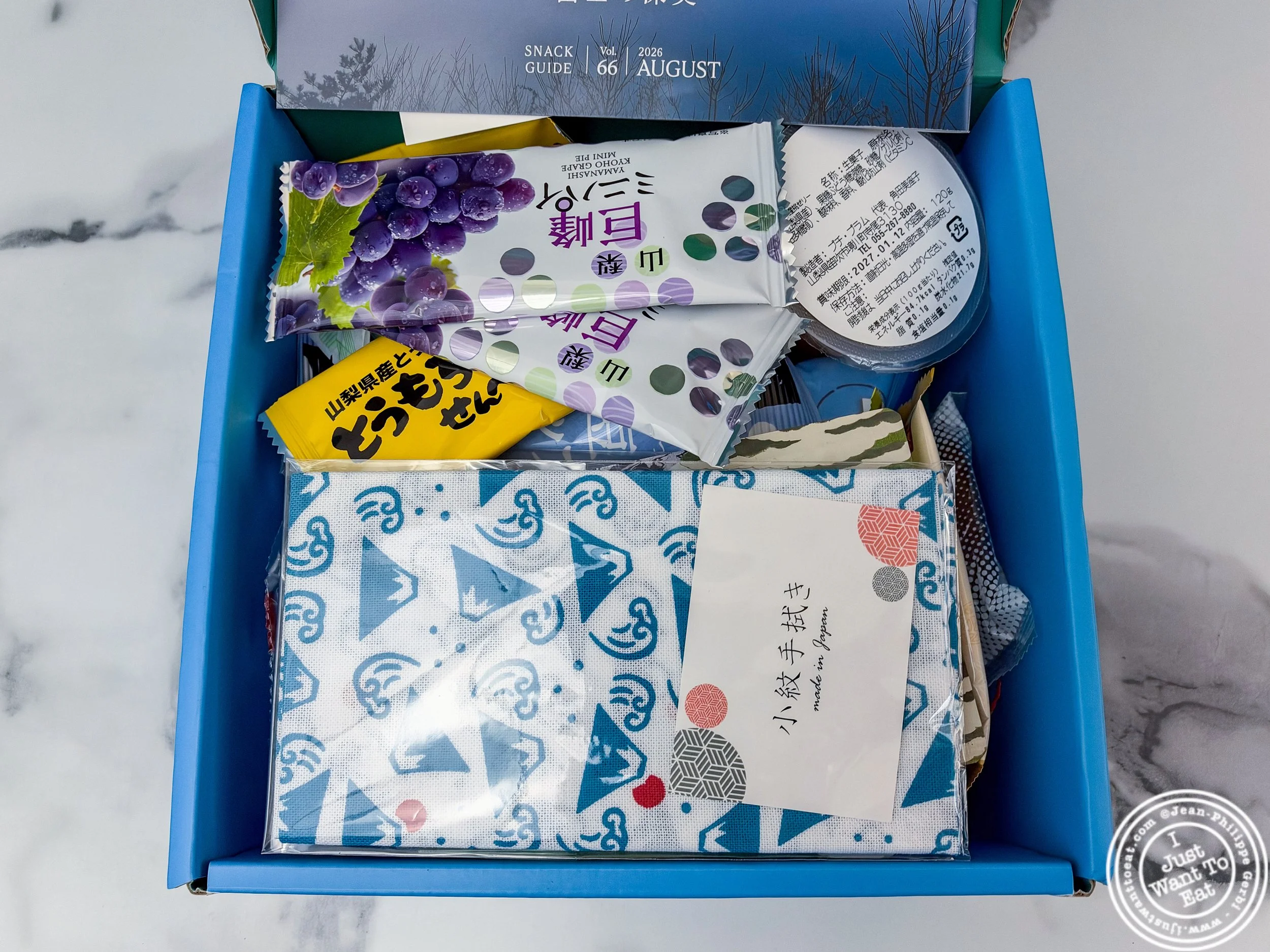 Sakuraco Japanese snacks and tea box