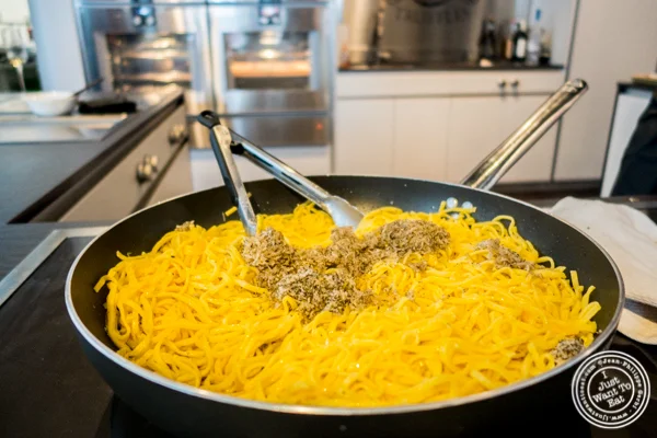 Step 2: mix the grated truffle in the pasta