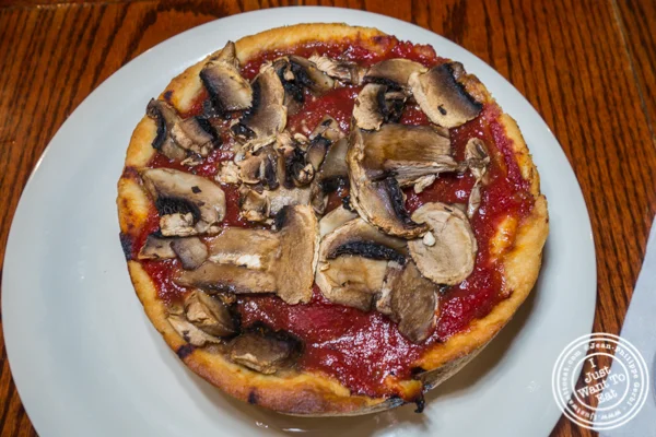 Vegetarian deep dish pizza at Pizzeria Uno in Chicago, Il