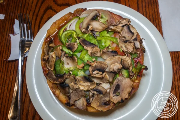 Numero uno pizza at Pizzeria Uno in Chicago, Il