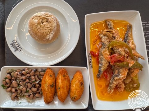On the blog today, @timeoutmarketporto, that we found walking around in downtown Porto. There, we had a quick bite that was delicious.

Check out what we had ➡ Link in profile
.

.
.
#foodblog #foodie #foodiesofinstagram #foodies
#foodblogger #foodie