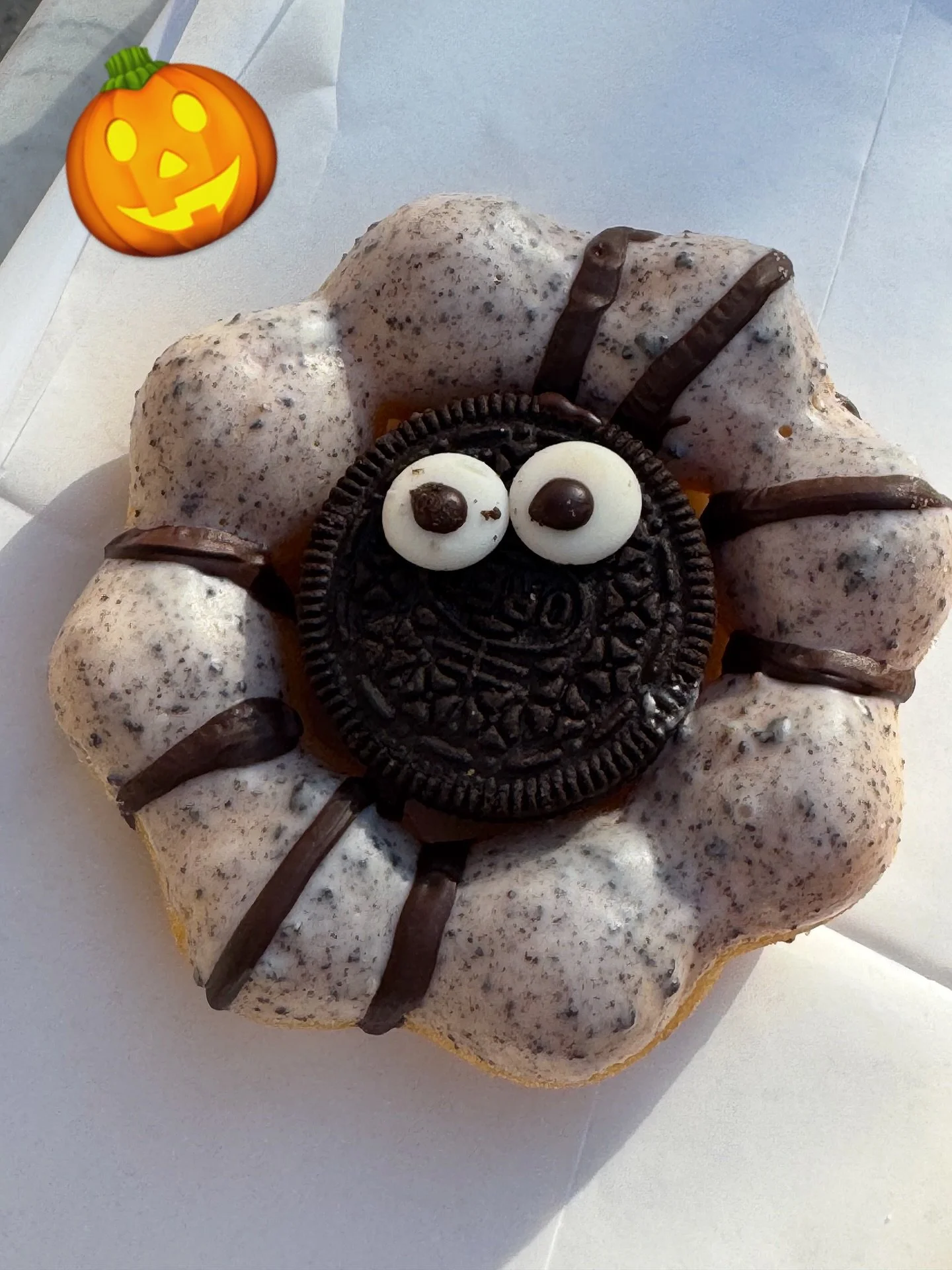 Spider mochi donut at @parisbaguette_usa 
.
.
.
.
.
#ijustwanttoeat #food #foodpic #foodporn #foodblog #foodblogger #foodreview #hobokenfood #hobokeneats #hobokennj #koreanbakery #breakfast #petitd&eacute;jeuner #eastcoastfoodies #halloween #donut #m