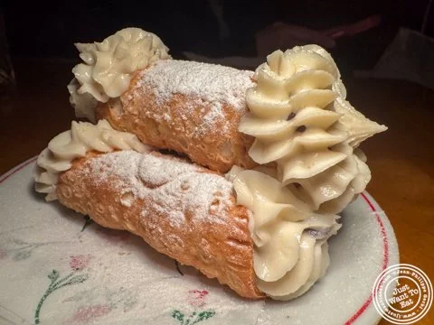 If you go to @arthurandsons, a family style restaurant celebrating authentic Italian food, you must try their cannoli 👅

.
.
.
.
.
#foodblog #foodie #foodiesofinstagram #foodies
#foodblogger #foodiegram #foodiegram #foodielife
#foodiefeature #foodie