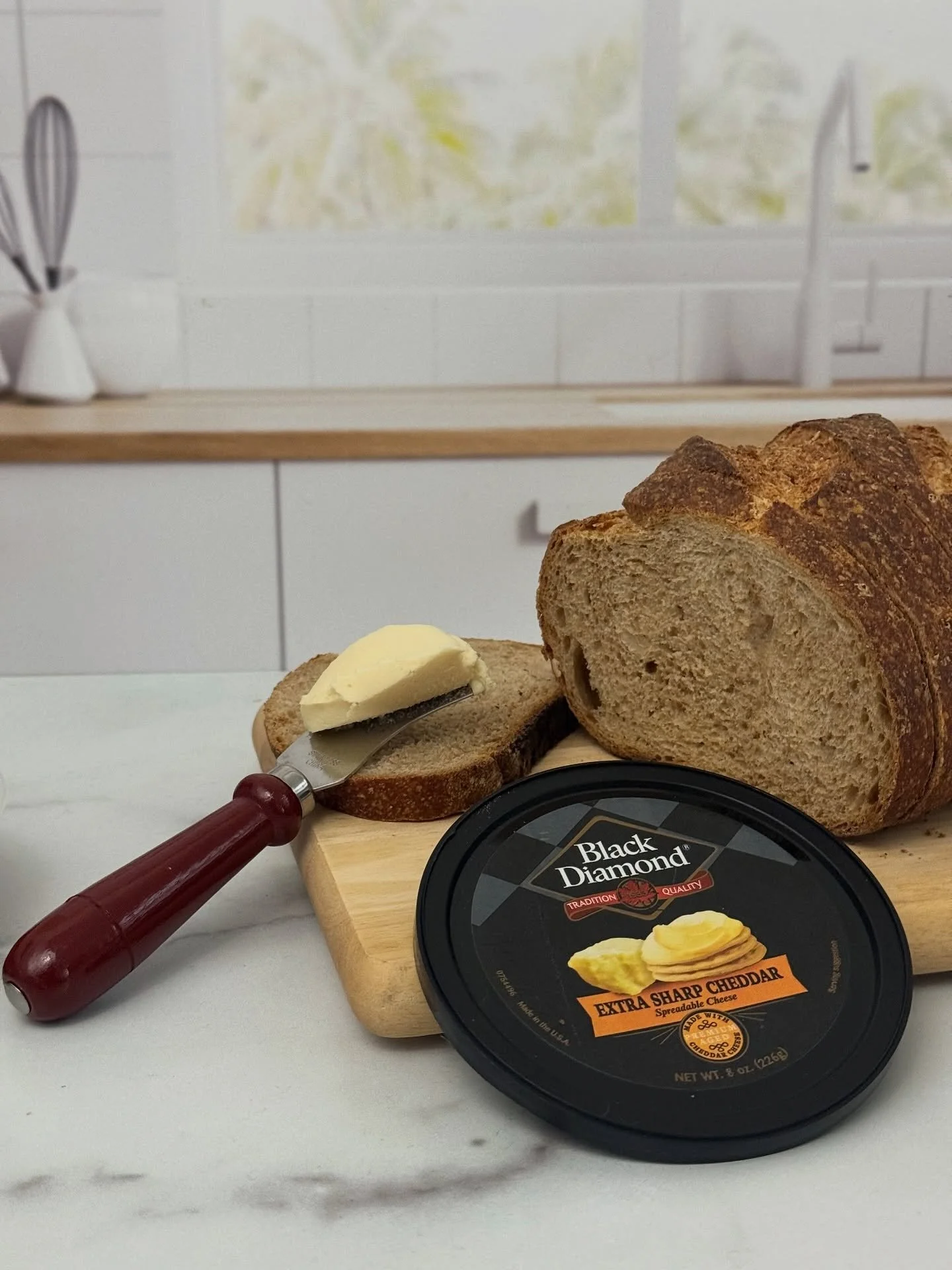 As a French native, cheese holds a special spot in my heart! 🧀 I was thrilled to try Black Diamond Cheese's 5-year aged spreadable cheddar. The sharpness is intense, the flavor is rich and mature, and the texture is perfectly dry and brittle. A game