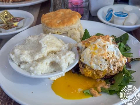 On the blog today @toastalldaysavannah  in Savannah, where we went for breakfast and lunch. In fact, after going for lunch, there was one of their specialties that I really wanted to try there and I did not regret it. Check the post ➡ link in profile