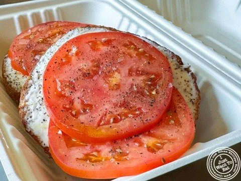 Tomato and cream cheese plain bagel at @apollobagels, a bagel shop that opened last October in Hoboken and proposes a limited menu composed of bagels made with fermented dough, like the everything bagel that I had with smoked salmon and cream cheese.