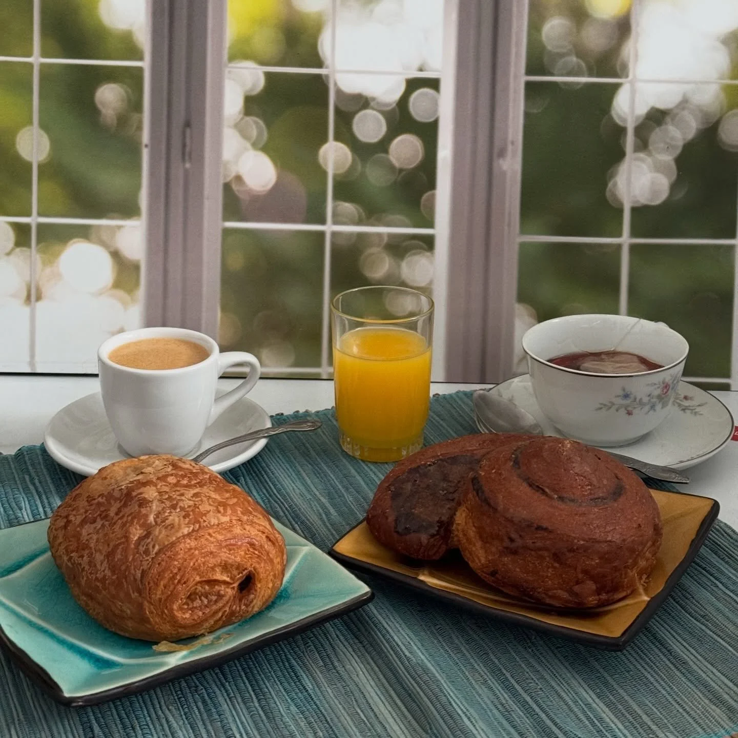 Cinnamon roll and chocolate croissant 🥐 from @chocopainbakery in Hoboken. A perfect breakfast!
.
.
.
.
#ijustwanttoeat #hobokennj #frenchfood #frenchbakery #breakfast
