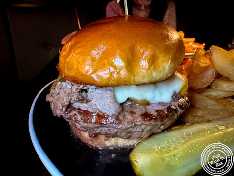 On the blog today, I'm super excited to share our mouth-watering experience at @planethollywood, who made a grand comeback to NYC a year ago with a location in the heart of Times Square! We stopped by to indulge in one of their over-the-top sundaes, 