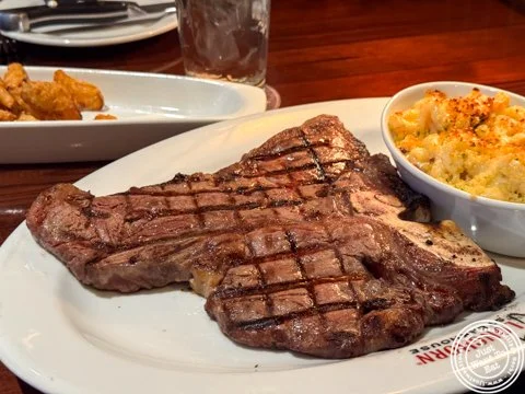 🤠 Ever had a meal that made you feel like you just rode into a Western sunset? 

LongHorn Steakhouse delivered nicely &mdash; that porterhouse was well cooked 🥩🔥. Paired it with creamy mac &amp; cheese 🧀, a fluffy baked potato 🥔, and crisp steam
