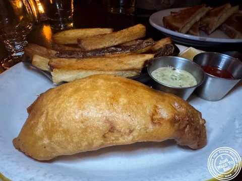 ❓ Have you tried the fish and chips at The Shakespeare inside the Williams Hotel in NYC ❓
🐟✨ Crispy, golden perfection meets that cozy British‑pub vibe right in the heart of Manhattan. The Shakespeare nails that balance of comfort food and elevated 