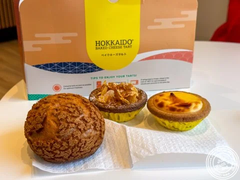 ❓Have you ever tried Hokkaido Baked Cheese Tart in NYC❓🧀✨
Turns out these irresistible baked cheese tarts were created in Singapore by accident back in 2011&hellip; and now they&rsquo;ve taken over the world one creamy bite at a time. 🌍💛
I stopped