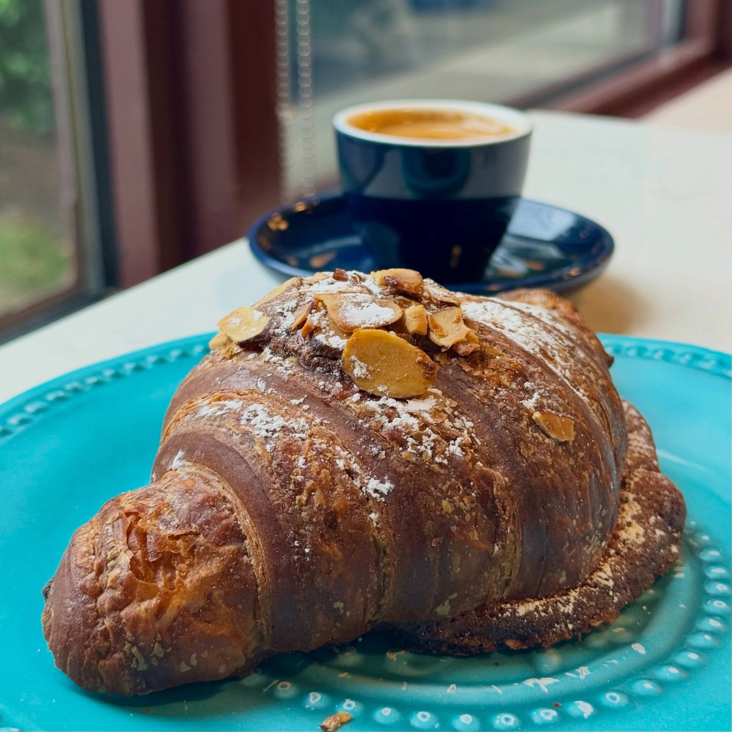 Anatomy of the almond croissant 🥐 from @chocopainbakery in Hoboken
.
.
#ijustwanttoeat #bakery #frenchbakery #almondcroissant #hobokenfood
