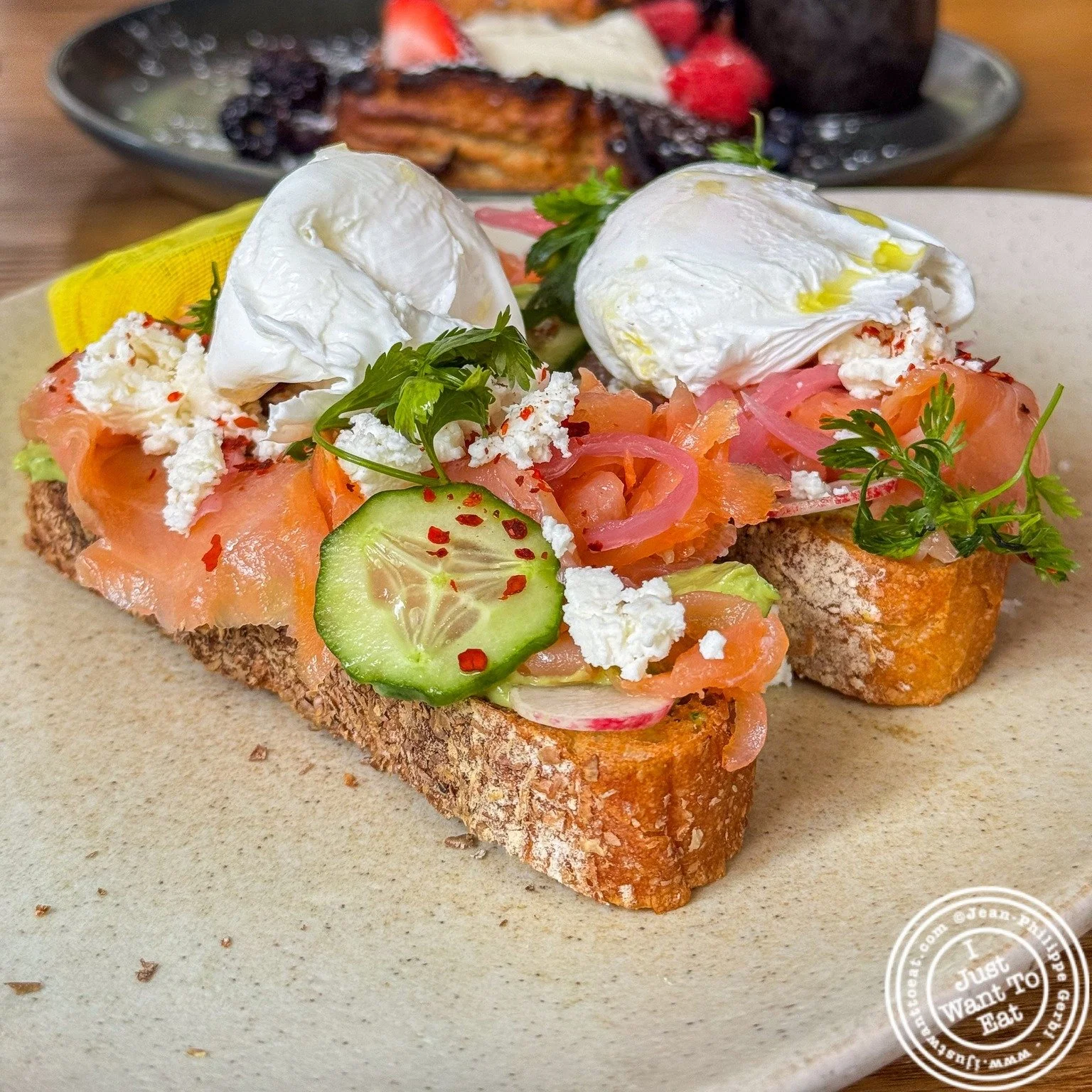 I went @LeonettaNYC a couple of weeks ago and got their smoked salmon &amp; avocado toast 🍳🥑 topped with a perfectly poached egg &mdash; and wow, it delivered. Generous smoked salmon, creamy avocado, a sprinkle of feta, plus that bright pop of cucu