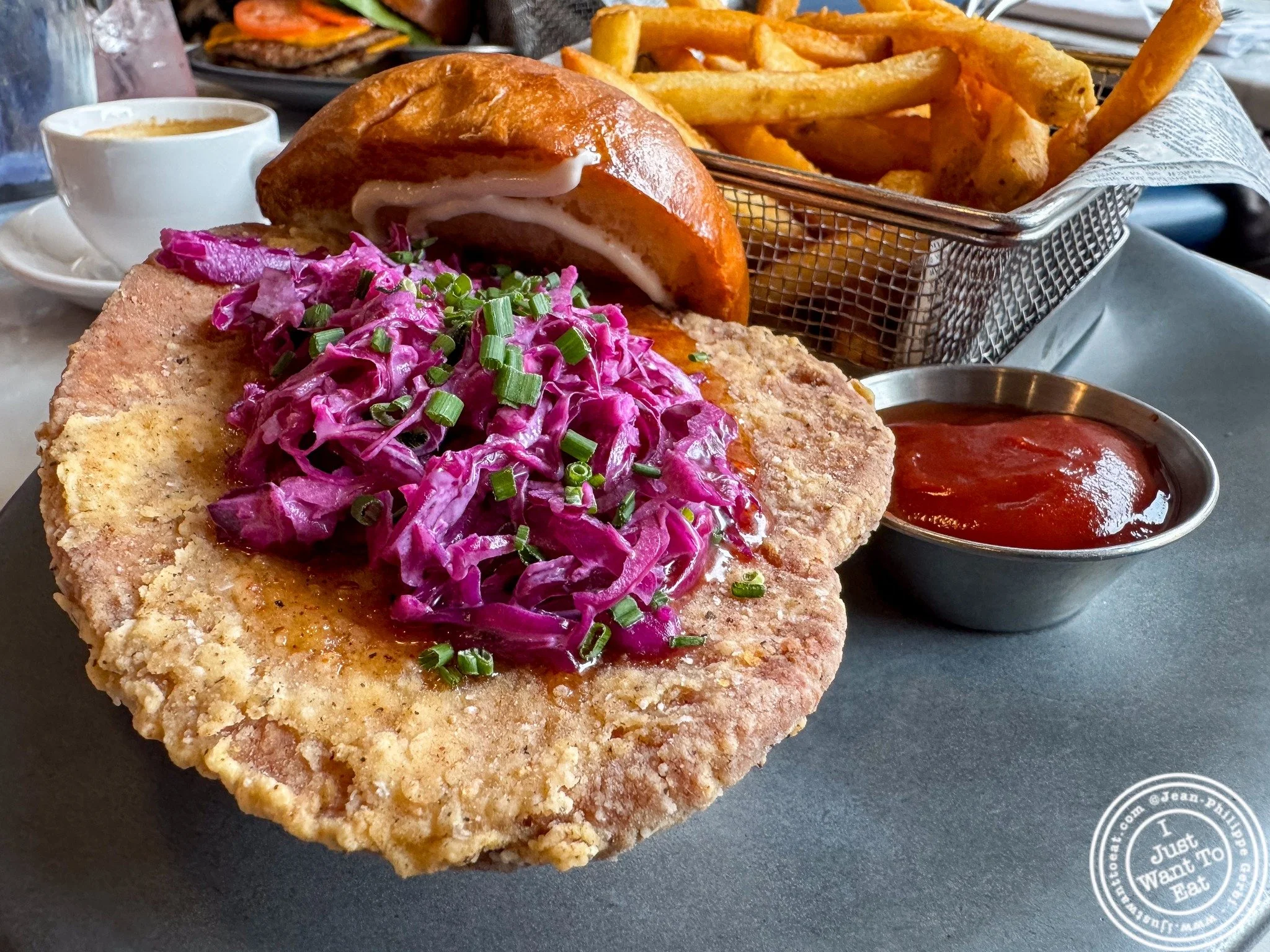 @WillowNewYorkCity has some incredible food 🤯🌱🍔

This fried chicken sandwich&mdash; yes, THIS fried chicken sandwich &mdash; is completely vegan, and honestly, no one would ever guess. Crispy, savory, and absolutely mind‑blowing. Willow keeps prov