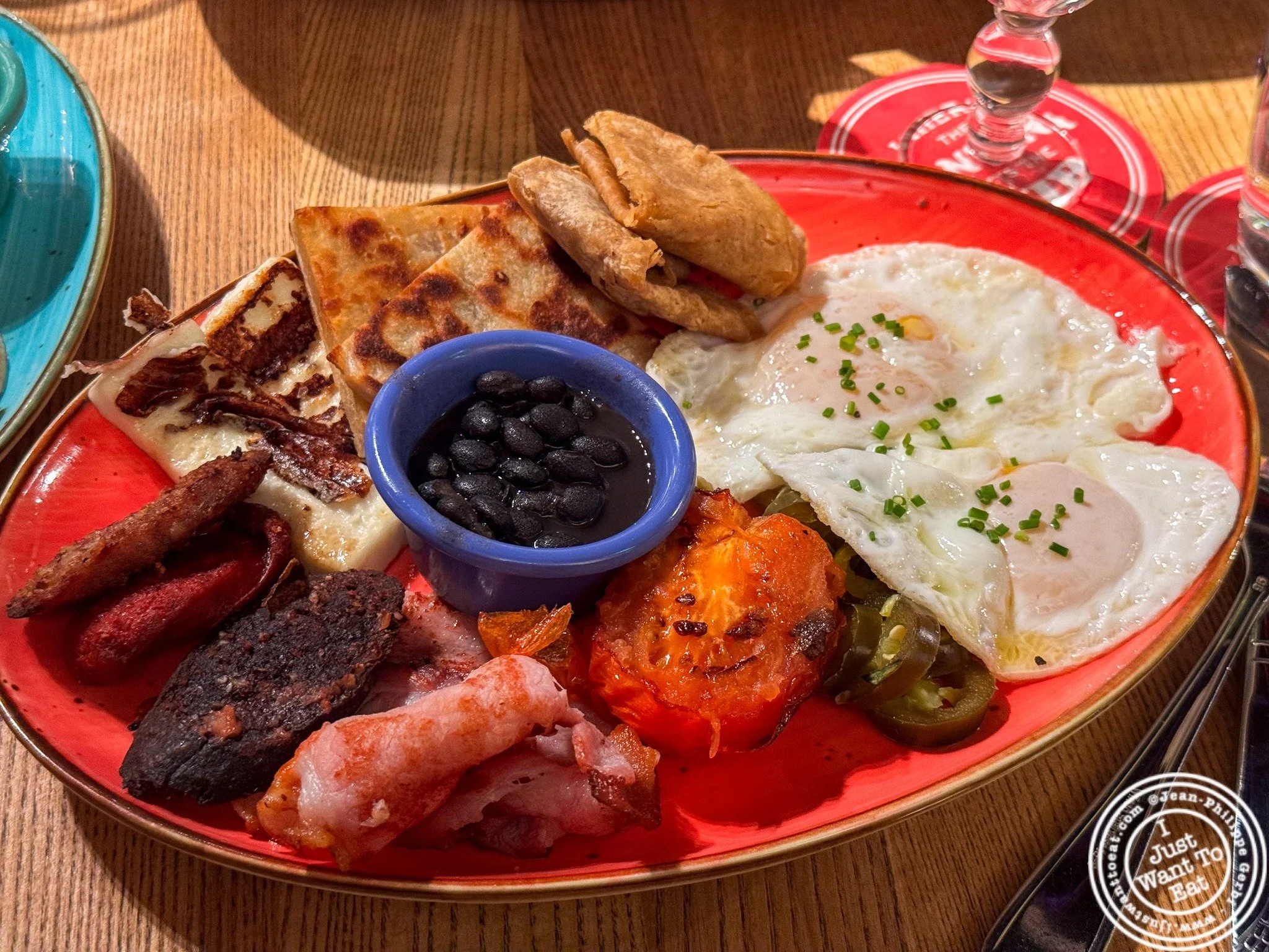 San Patricio&rsquo;s Cantina &amp; Pub (@sanpatriciosjc) served up one of the most unexpected and satisfying breakfasts I&rsquo;ve had in Jersey City &mdash; a Mexican‑Irish fusion breakfast plate that somehow brings two comfort‑food cultures togethe