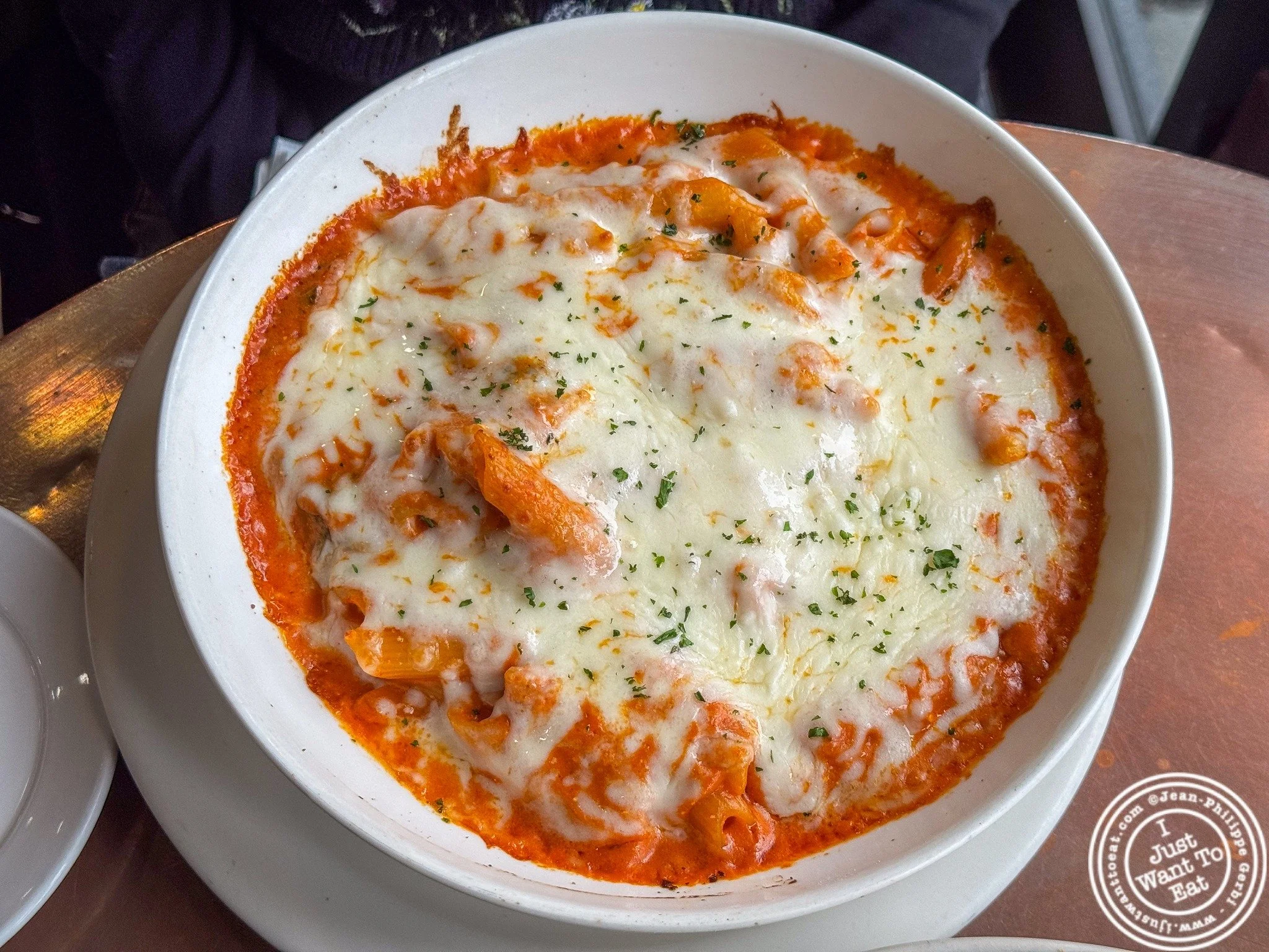 Dinner at Bella Trattoria turned into a full‑on comfort‑food moment 😍
Their baked ziti was easily one of the best I&rsquo;ve ever had &mdash; creamy, loaded with tons of cheese, and pure happiness in a dish 🧀✨

@bellatrattorianj
#ijustwanttoeat #ba
