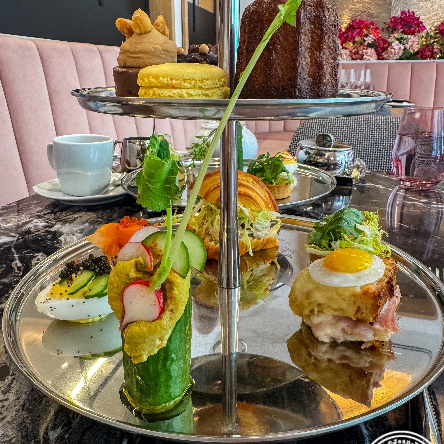 Afternoon tea at @fauchon_bryantpark a few weeks ago was such a vibe 💗✨ From the chic pink d&eacute;cor to the gorgeous three‑tier stand, everything felt so Paris‑meets‑NYC 🇫🇷🗽

For $60, we got a fragrant tea of our choice ☕️, a selection of savo