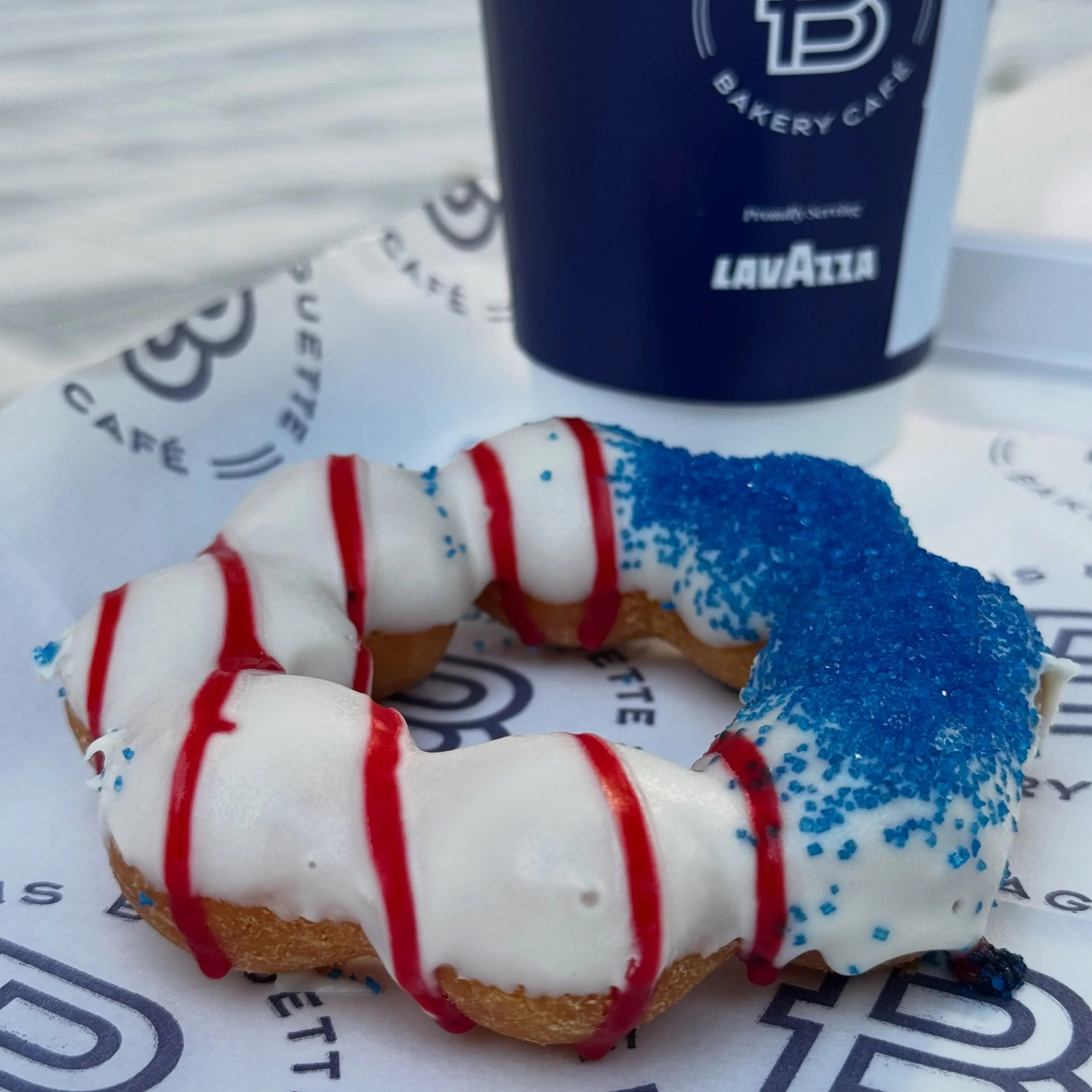 🇺🇸 Happy 4th of July! 250 years of freedom, fireworks, and&hellip; mochi donuts?! 🎆✨ What better way to celebrate America&rsquo;s independence than with a stunning red, white &amp; blue mochi donut from @parisbaguetteusa 🍩🤍❤️💙 This beauty is al