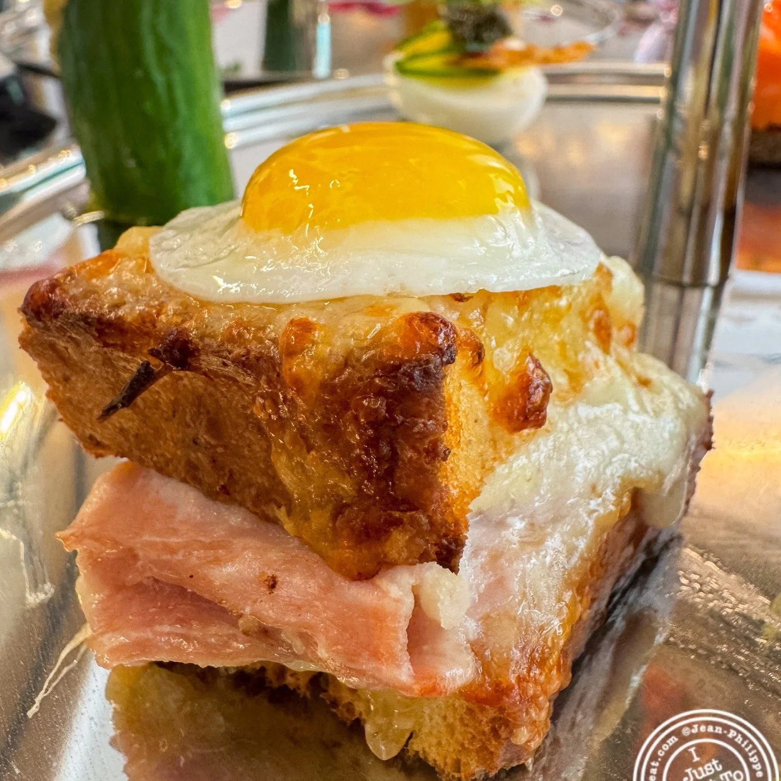 The Croque Madame from the afternoon tea at @fauchon_bryantpark is pure perfection 😍✨ I swear I&rsquo;d go back just for this &mdash; and lucky me, they also serve it at brunch 🙌💖

Golden, crisp, and impossibly delicate, this little beauty layers: