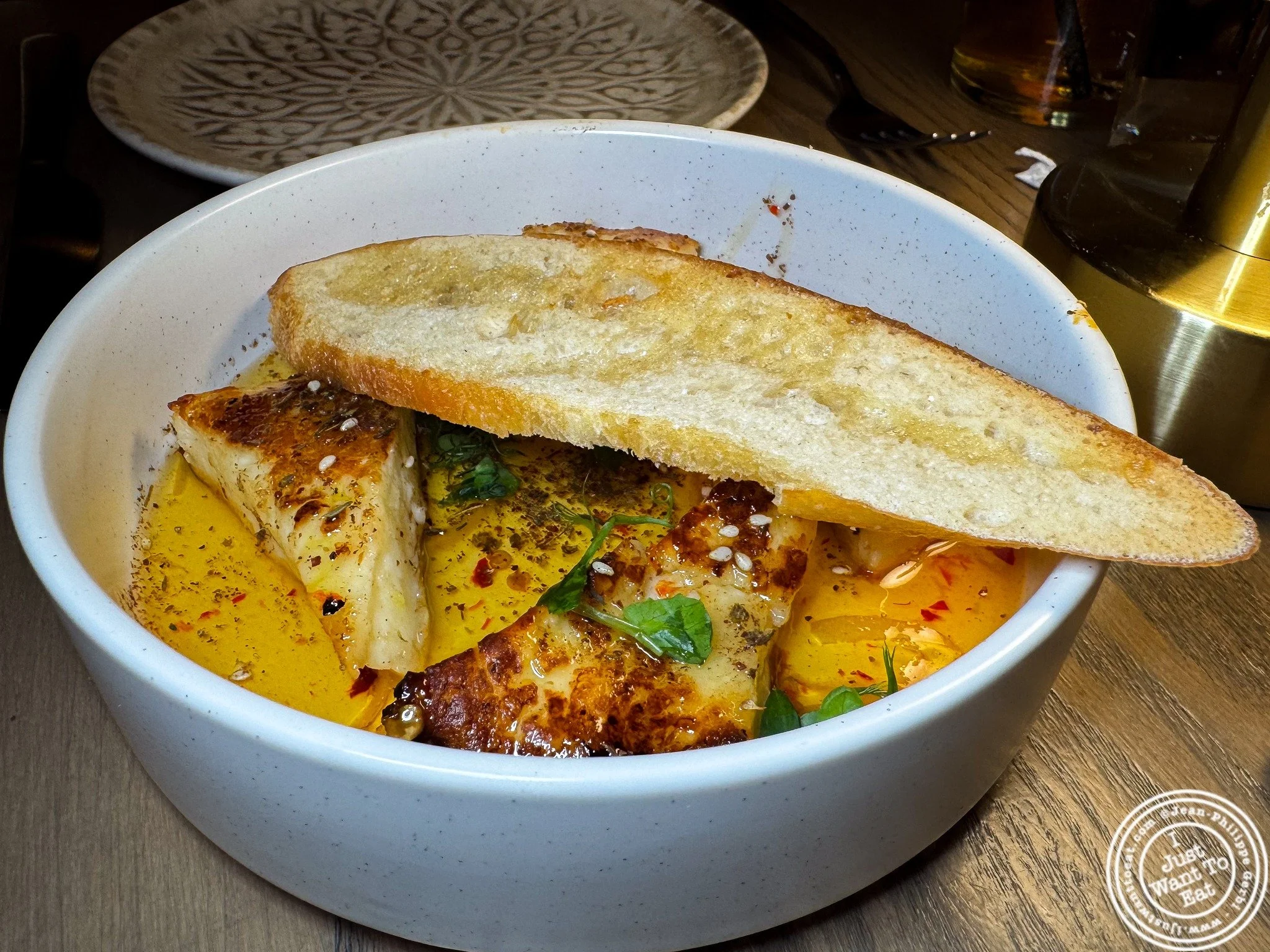 🧀🔥 Cheese lovers, this one is for you! We had the saganaki at @experiencesolaz and it was absolutely unforgettable. 😍

Their grilled halloumi cheese was topped with Calabrian hot honey 🍯🌶️, candied lemon 🍋, and za&rsquo;atar ✨, then served with