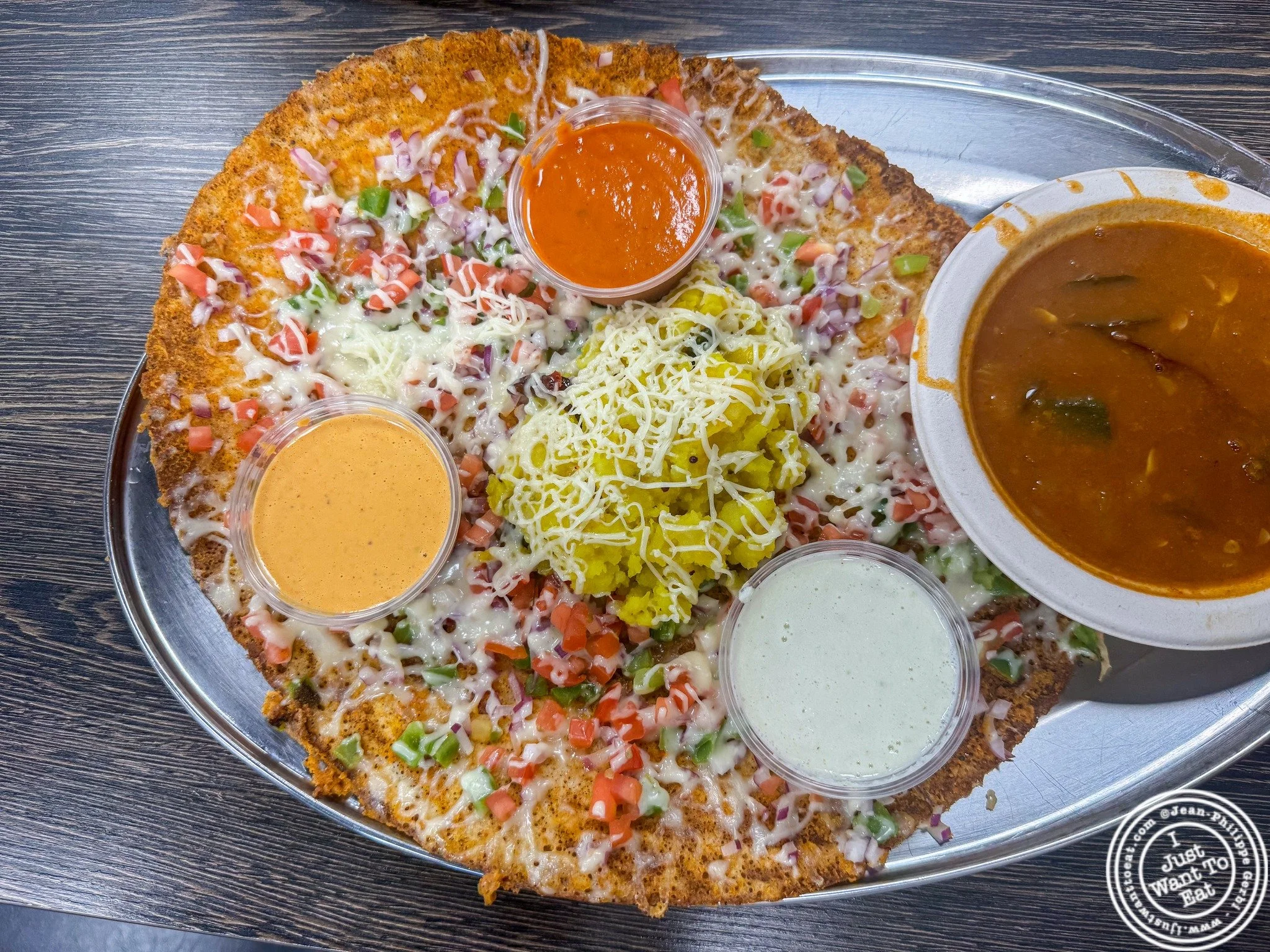 🌟🥞 A South Indian classic done right at @honestrestaurantusa in Jersey City! 🥞🌟

Had the Ghee Podi Masala Dosa and it was absolutely packed with flavor! 😍🔥 The crispy golden dosa was coated with aromatic podi spice and rich ghee, then topped wi