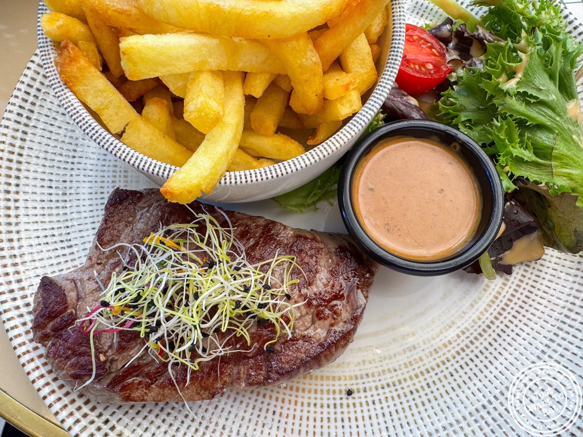 🍽️🇫🇷 A few weeks ago, we enjoyed lunch at @laterrasse108  in Paris, and it was a lovely break during our stay in the City of Light.

I went for the filet de b&oelig;uf, cooked just right and full of flavor 🥩. And of course, I couldn't resist endi