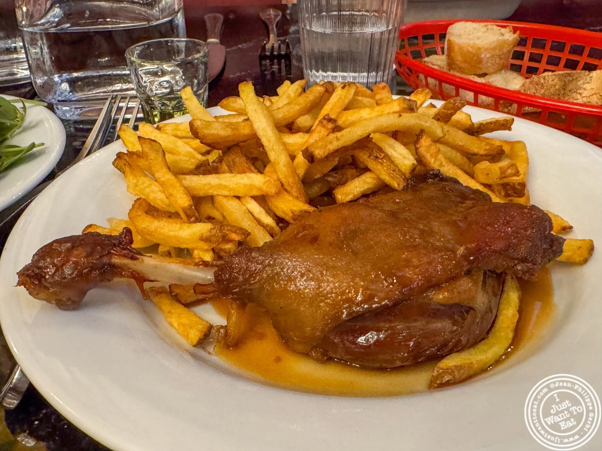 One of my favorite dinners in France was at  @lebouillondesarchers 🇫🇷✨! If you've never heard of a bouillon, it is a classic French style of restaurant that started in the 19th century, serving traditional French dishes at affordable prices in a li