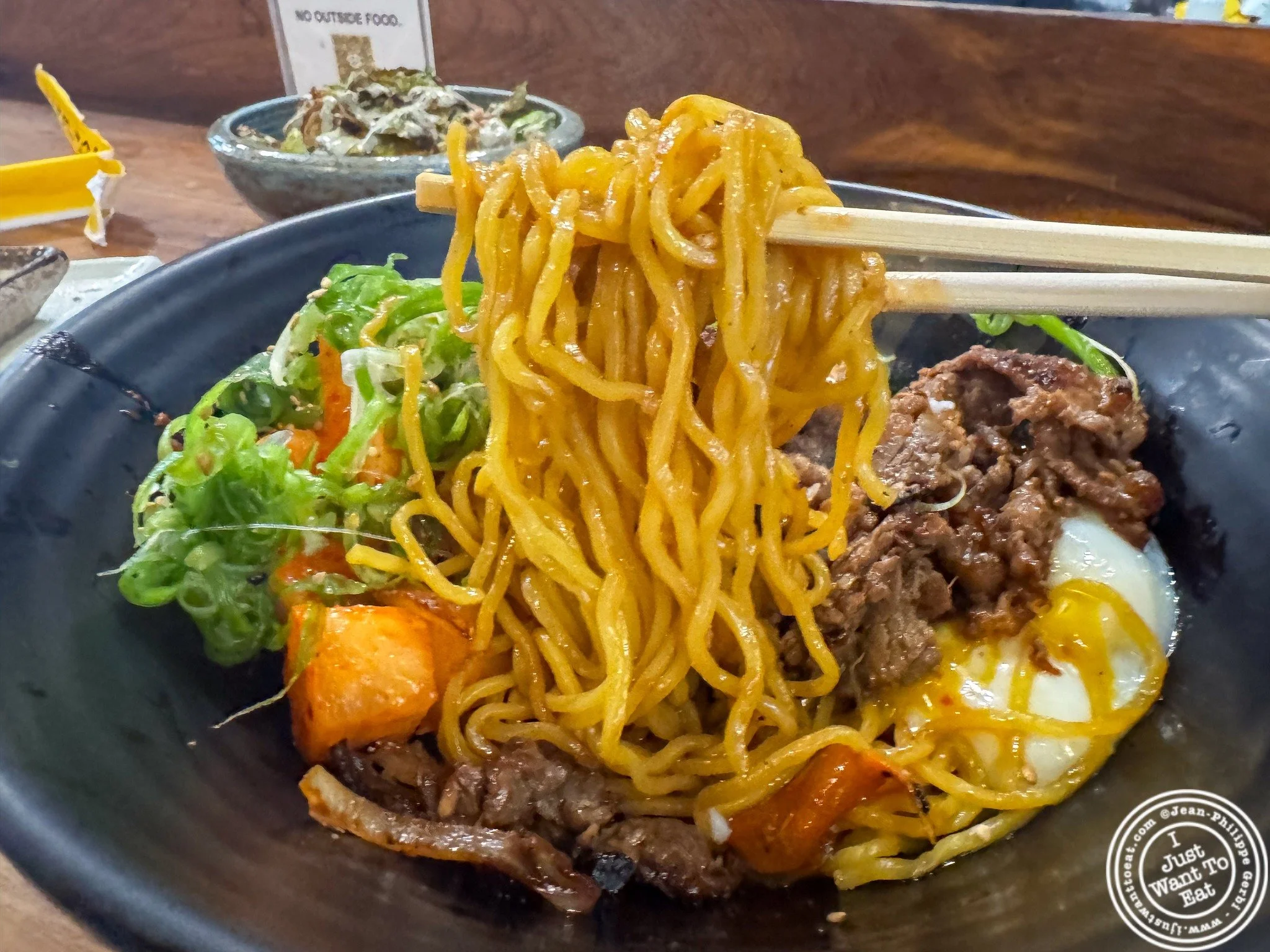 🍜🔥 A few weeks ago, while exploring @mokbarnyc in Chelsea Market, I ordered the Beef Bulgogi Noodle Bowl, and it was everything I was hoping for! 🤩🥢

Tender, flavorful beef paired with perfectly cooked noodles created a comforting and satisfying 