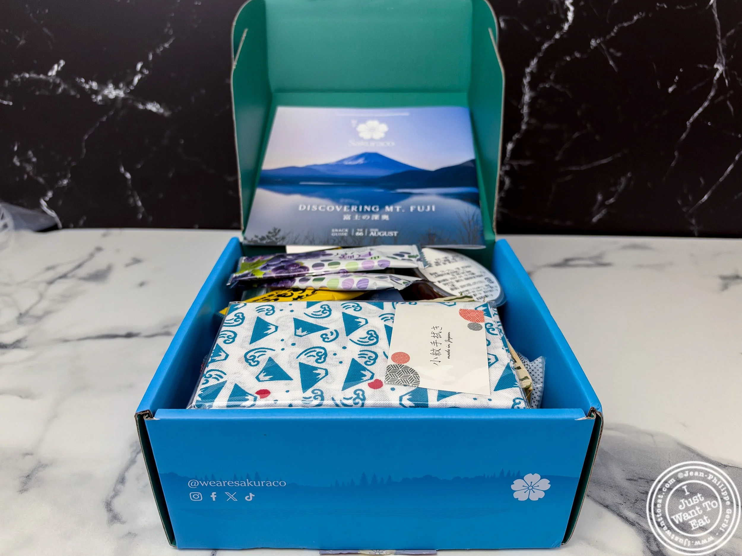 Sakuraco Japanese snacks and tea box