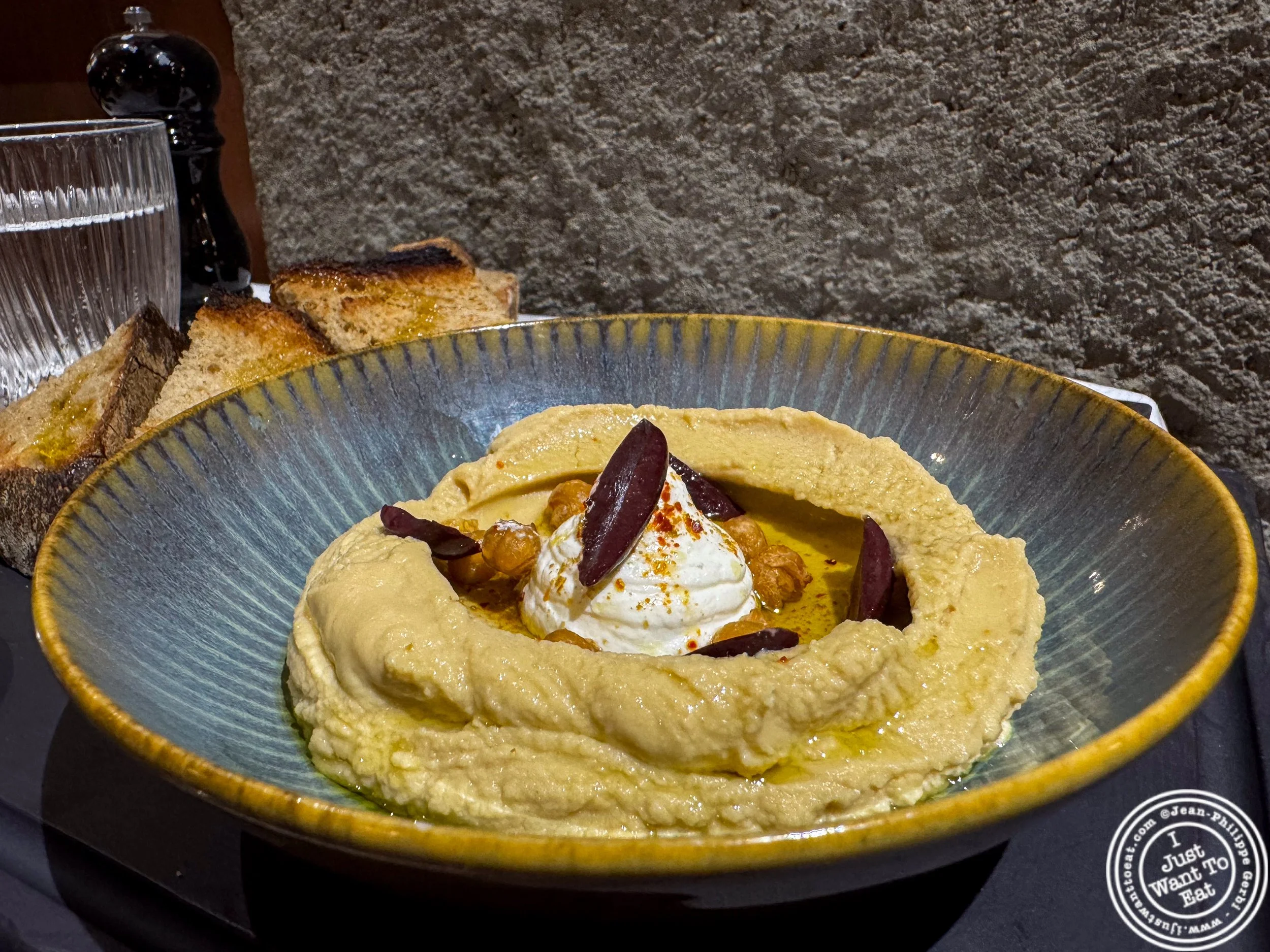 Hummus at Le Clocher in Annecy-Le-Vieux