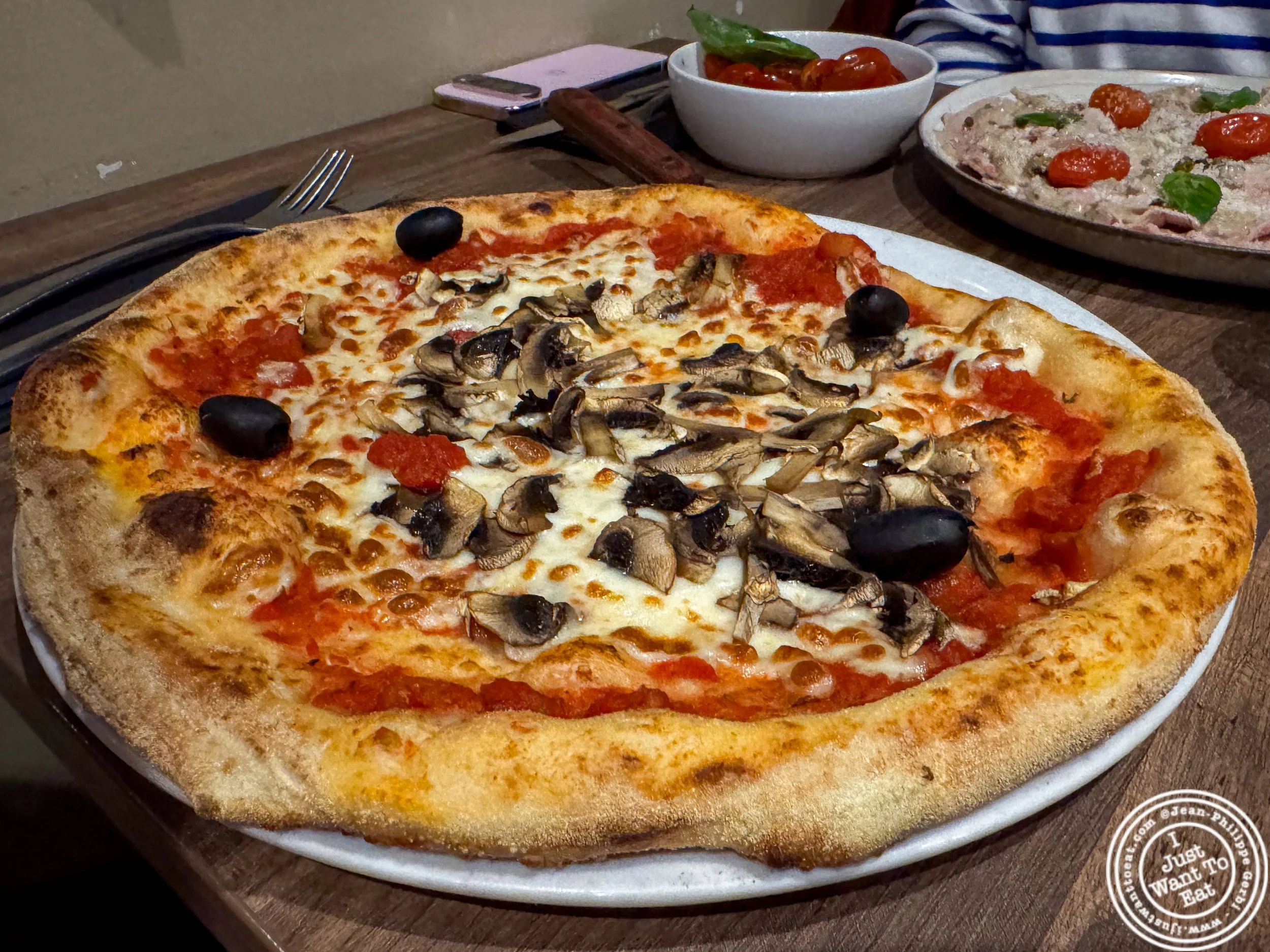 Regina pizza at Terrazza in Meylan, France