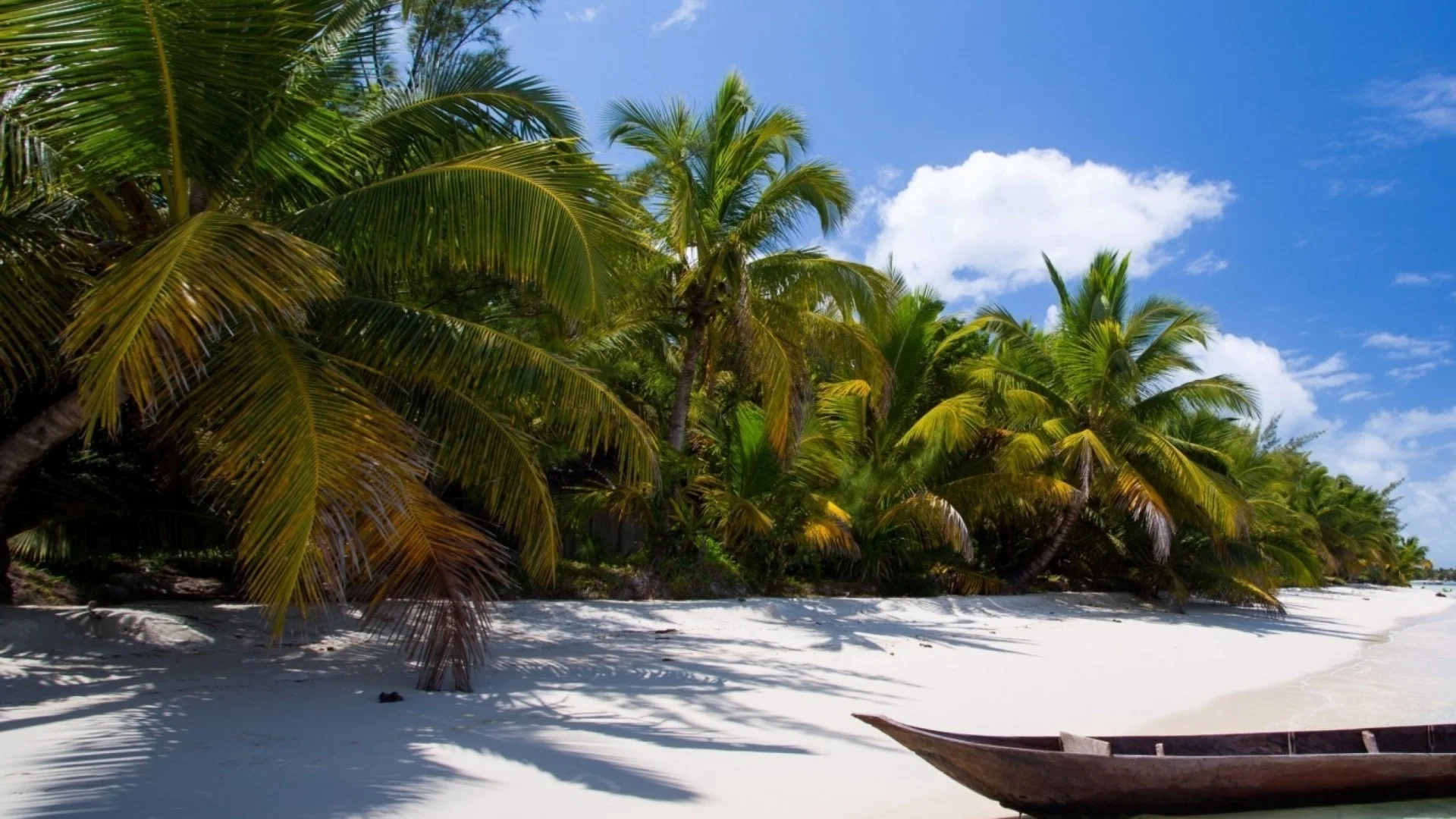 clouds_tropical_boats_palm_trees_beach_1920x1080_70091.jpg