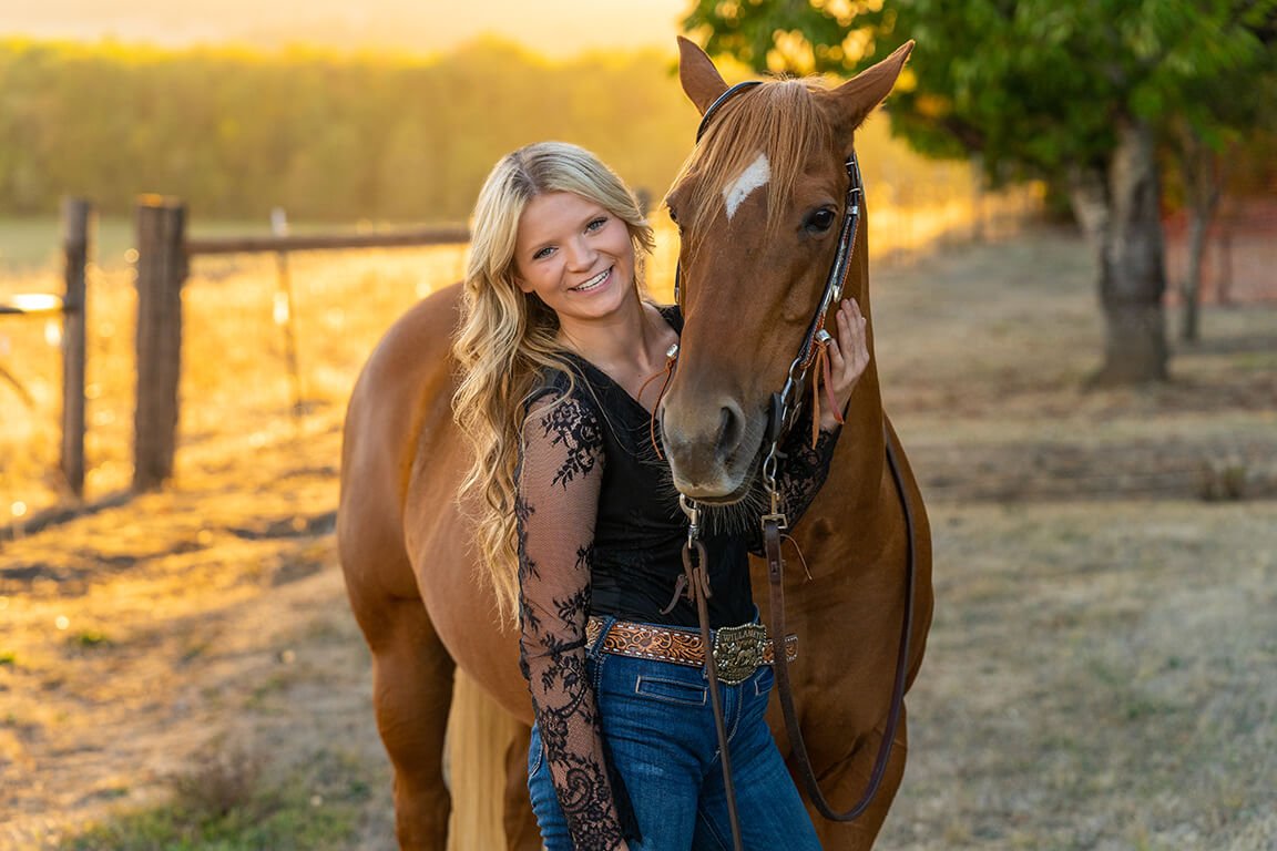 senior pictures with horses oregon.jpg