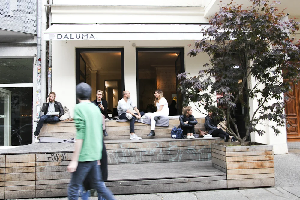 Cold-pressed juices, healthy bowls, and an inviting ambience at Daluma in Berlin.