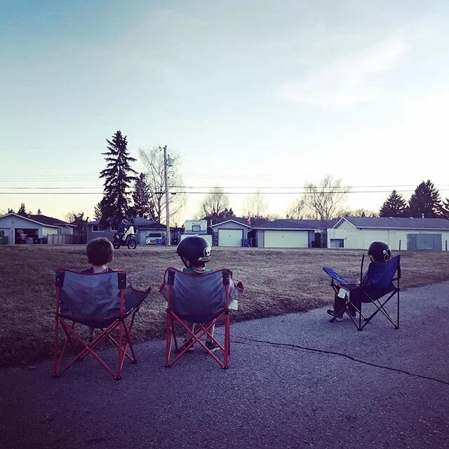 Evening bike check turns into neighbourhood bike show. ❤️#lowspeed #oaa #neighbourhoodgang