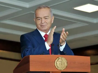  Uzbekistan President Karimov applauds his team 