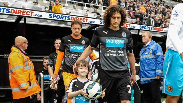 Fabricio Coloccini y Tim Krul, con la camiseta de apoyo a Jonás (Fotografía: Newcastle United)