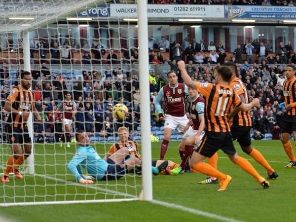 Harper, en el momento de ser batido por Barnes. (Fotografía: Twitter Burnley FC)