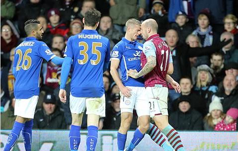 Konchesky dejó al Leicester con diez jugadores tras enfrentarse a Hutton. (Fotografía: Leicester City)