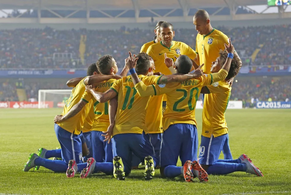 Los jugadores brasileños celebran el gol de Robinho ante Paraguay (Fotografía: Rafael Riberio, CBF)