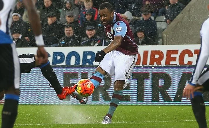 Jordan Ayew | Fotografía: Aston Villa FC