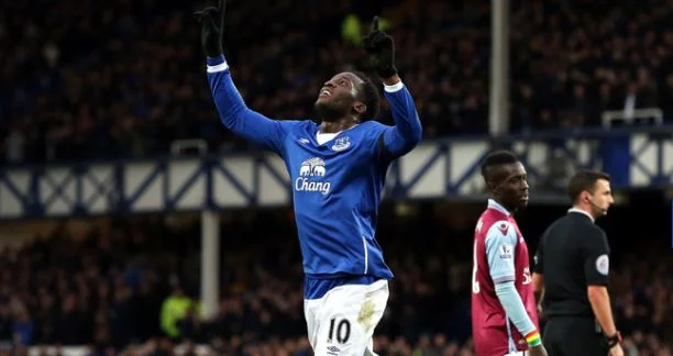 Romelu Lukaku (Everton) e Idrissa Gana (Aston Villa) | Fotografía: Everton FC