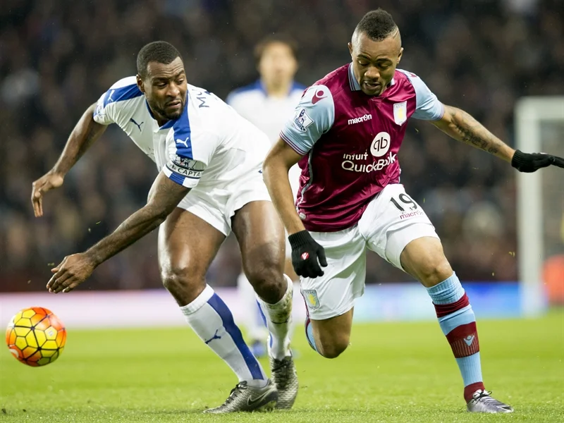Wes Morgan y Jordan Ayew | Fotografía: Aston Villa FC