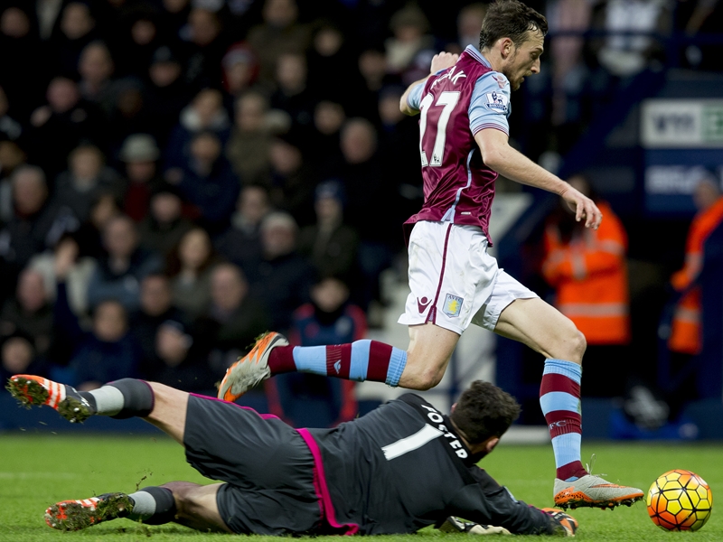 Libor Kozak, intentando superar a Ben Foster | Fotografía: Aston Villa FC
